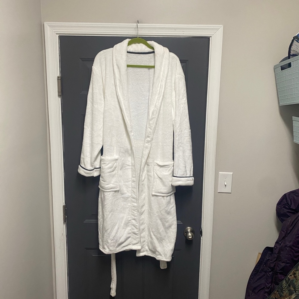 Tommy Bahama Unisex Luxury Hotel Spa Robe - White with Navy Piping - OSFM - Picture 4 of 9